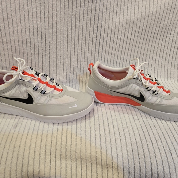 Nike SB Nyjah Free 2 in white-grey-orange